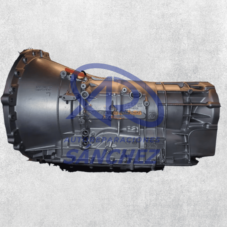 Caja de Cambios 6HP28 – LAND ROVER Descripción del producto La caja de cambios 6HP28 es una transmisión automática de seis velocidades fabricada por ZF Friedrichshafen, utilizada en vehículos Land Rover para motores de media y alta potencia. Esta transmisión está diseñada para ofrecer un rendimiento dinámico, cambios suaves y una respuesta eficiente del motor, optimizando el consumo de combustible y mejorando la experiencia de conducción tanto en carretera como en terrenos off-road. Su robustez y tecnología avanzada permiten una operación fiable bajo condiciones exigentes. Especificaciones Técnicas Código de caja: 6HP28 Referencia OEM: (varía según modelo y aplicación) Tipo de transmisión: Automática, 6 velocidades, convertidor de par Número de velocidades: 6 Tipo de tracción: Integral (4x4) Tipo de aceite recomendado: ZF Lifeguard Fluid 6 o equivalente aprobado por Land Rover Sistema de embrague: Convertidor de par hidráulico Peso aproximado: 95 – 105 kg Mantenimiento recomendado: Cambio de aceite y filtro cada 60.000 km o según especificaciones del fabricante Funciones y Beneficios Cambios rápidos y suaves para mejorar la dinámica de conducción Alta capacidad para gestionar torque elevado en aplicaciones off-road Diseño robusto que garantiza durabilidad en condiciones severas Optimización del consumo de combustible con tecnología avanzada Fiabilidad y bajo mantenimiento para uso prolongado en vehículos 4x4 premium